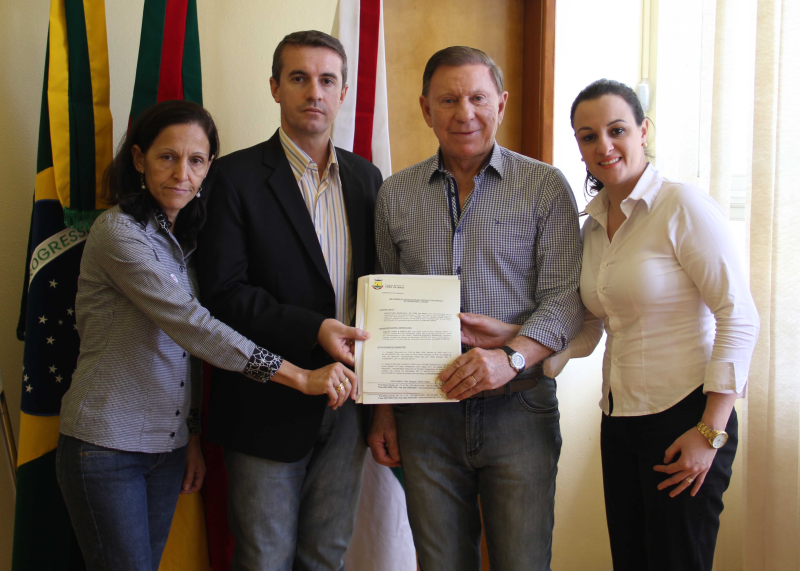 EXECUTIVO ASSINA CONTRATO COM GRUPO OURO E PRATA